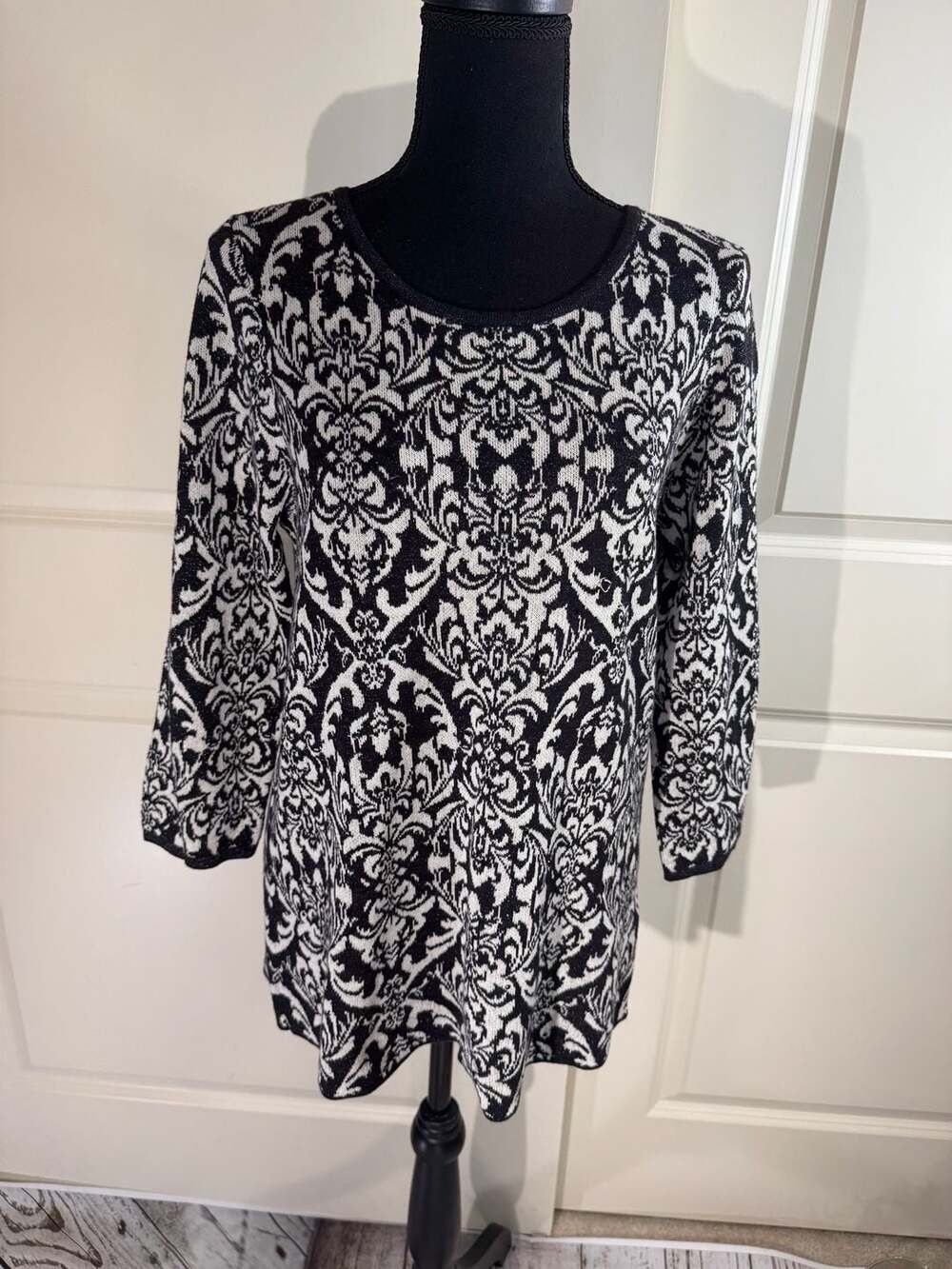 Dana Buchman Black & Cream Damask Print Sweater Size M